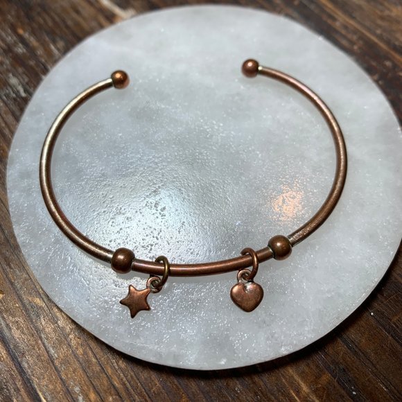 128. Avon New Preppy Copper Tone Cuff Bancle Bracelet w/Star & Heart Charms - Picture 2 of 3